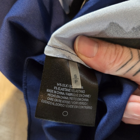 Elie Tahari | Abstract Print Women's Silk (94%) Blouse, Size S - Picture 7 of 7